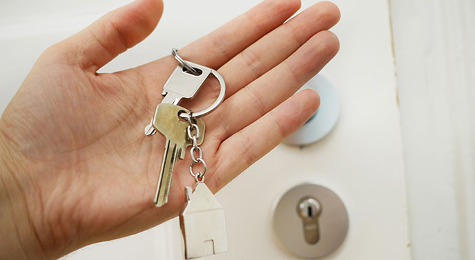 hand holding keys